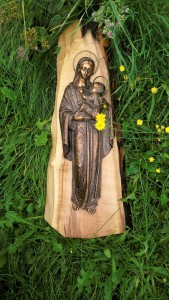 Madonna auf neuer massiver Halterung.