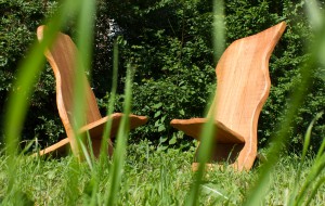 Wikingerstühle, ideal für den naturbelassenen Garten.